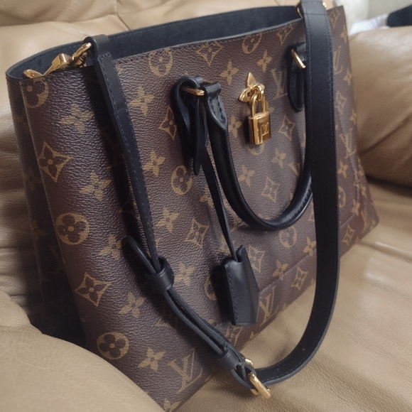 Louis Vuitton Handbags - Authentic RARE & Retired Louis Vuitton Noir Flower Shoulder Bag🖤🤎